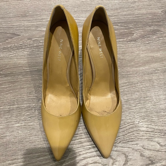 Neutral/nude color patent pumps size 6.5. - Picture 1 of 8